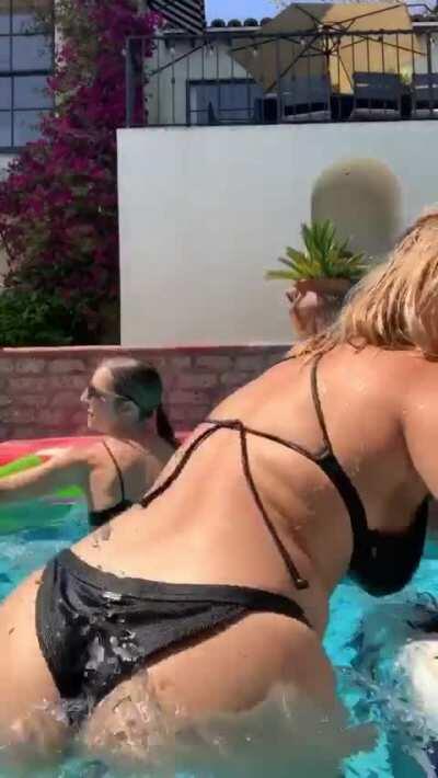 Bebe shakes her ass in the pool