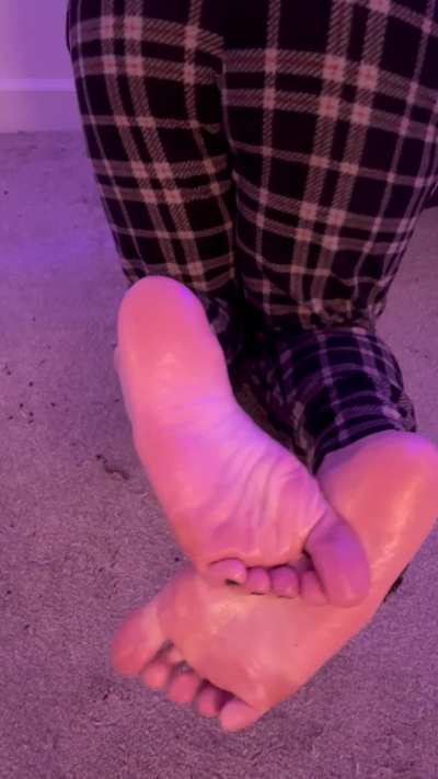 srry for trying to tease u with my soles :3 i just thought maybe we could play ☺️