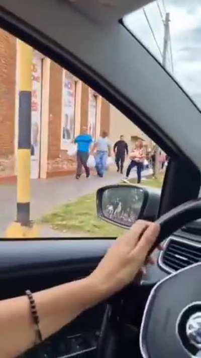 Así es como hoy repartieron mercadería (con boleta adentro) en el bunker del gobernador Valdez para las elecciones en Corrientes