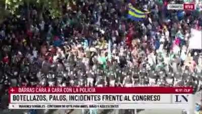 Cayó una jubilada real a la marcha y se agarró a las puteadas con los barras bravas: 