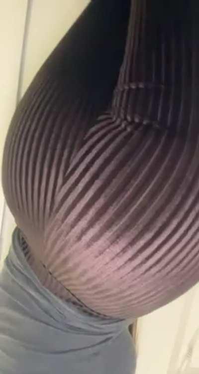 Big wet fart in my velvet pants 💨🌺