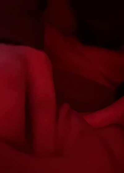 i love it when she plays with my clit😋