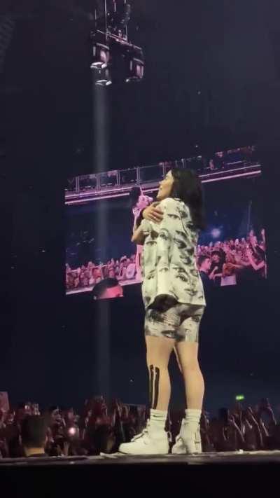 What a booty, Billie!