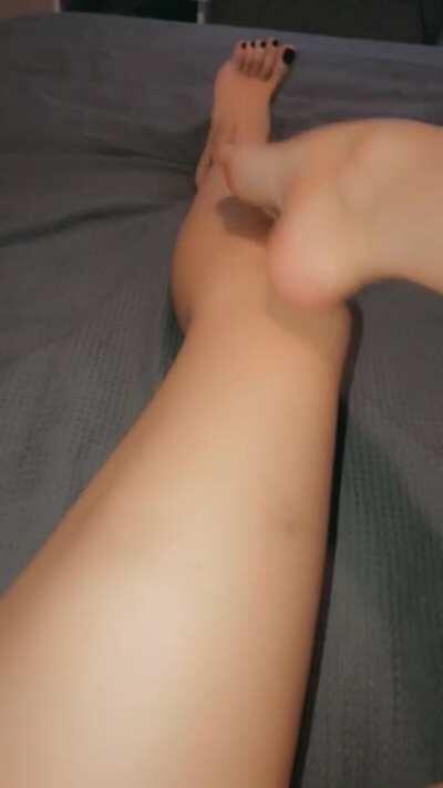 Arched feet all over my tanned legs 🖤