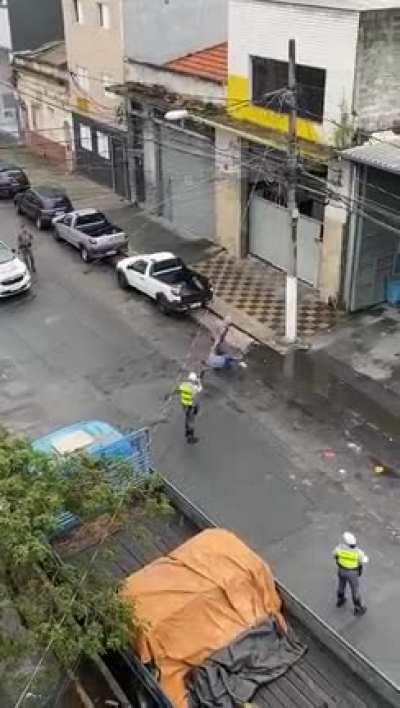 La forma en que el poli asiente al final, eleva el vídeo de bueno a excelso