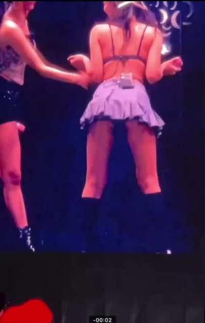 Jennie twerking her slutty ass to her horny fans 🍑💦😍