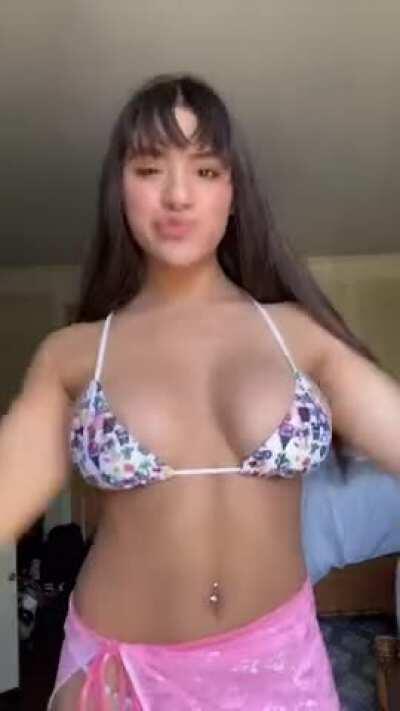 Jumping out of the screen | @Destinyalemannn