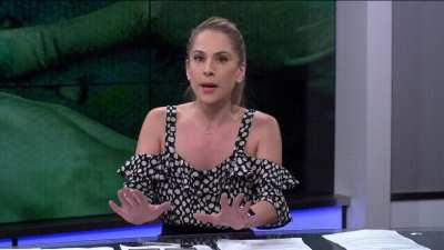 so obvious no bra 😍😍 hottie Ana