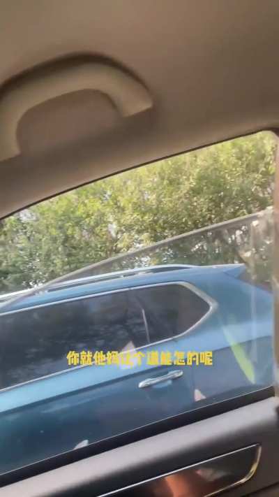 宝马女司机逆行，还让正常行驶的司机让她！见司机不为所动，女子直接锁车走人