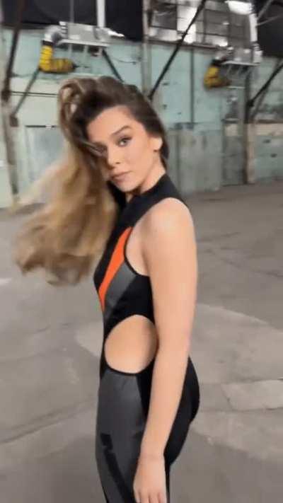 Hailee Steinfeld's amazing body.