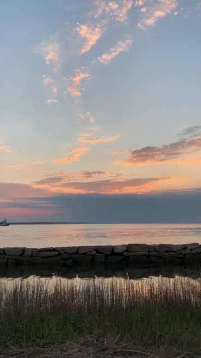 remind yourself to live in the now. allow your feelings to come and go. you are here, that is enough ✌🏽