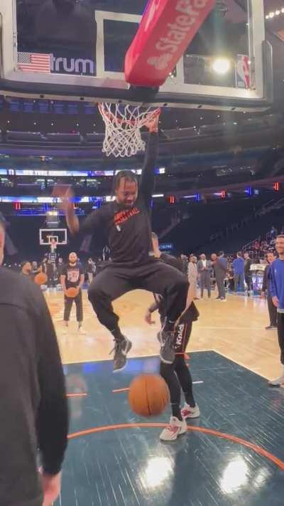 [Highlight] Jalen Brunson with the two-handed slam dunk in the pre-game warmup today!