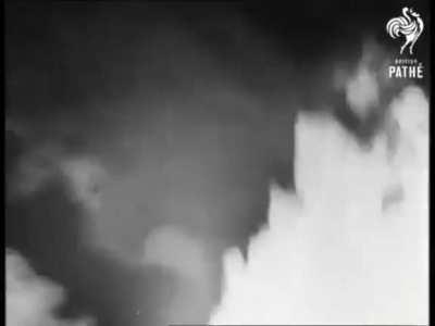 Что-то пошло не так (B-24 Liberator словил бомбу с другого бомбардировщика)