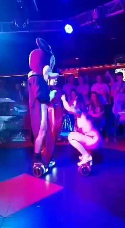 Mickey Mouse e Minnie brincando...