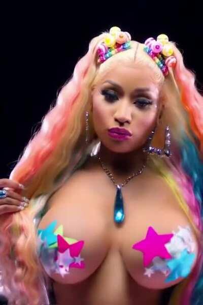 Nikki Minaj bouncing her fake titties