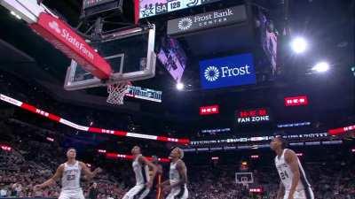 [Highlight] Trae Young banks a shot over Wemby giving him 40 points, putting the Hawks up by 4