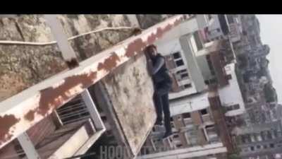 What could go wrong drunk sleeping on top of a building 😴. Ouffff thenn ishhhh