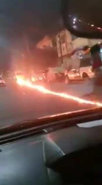 Combi arrastra una moto y se enciende.