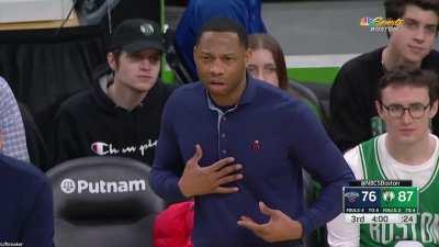 [Highlight] Jose Alvarado gives Luke Kornet a finger gun after blowing by him for the layup and gets called for a soft technical