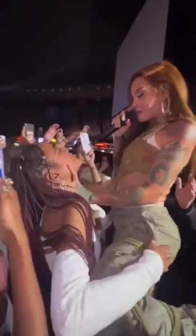 uj/ this woman is just casually living out my lesbian fantasy with Kehlani