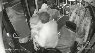 Lanús: A criminal tried to rob a bus driver on line 9 and a woman threw him out with her bag