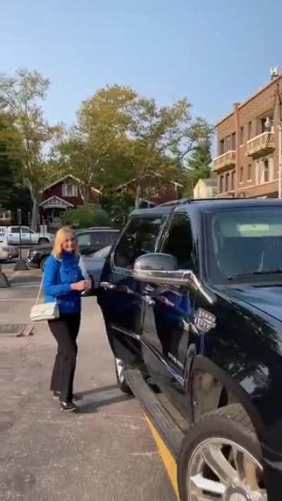 Woman comes across the McCloskey's (The St Louis couple who pointed their guns at BLM protesters in their neighborhood)