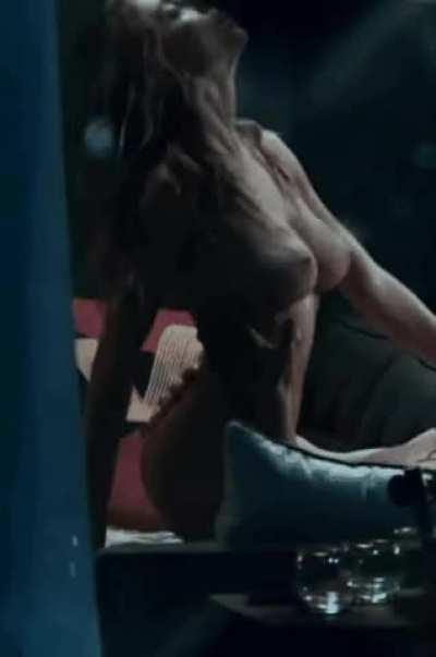 Sydney Sweeney has some boobs