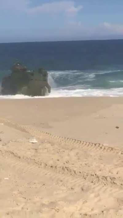 EasterEgg do Covid: se você for a praia na semana do super feriado de pascoa no RJ você encontrará blindados na praia.