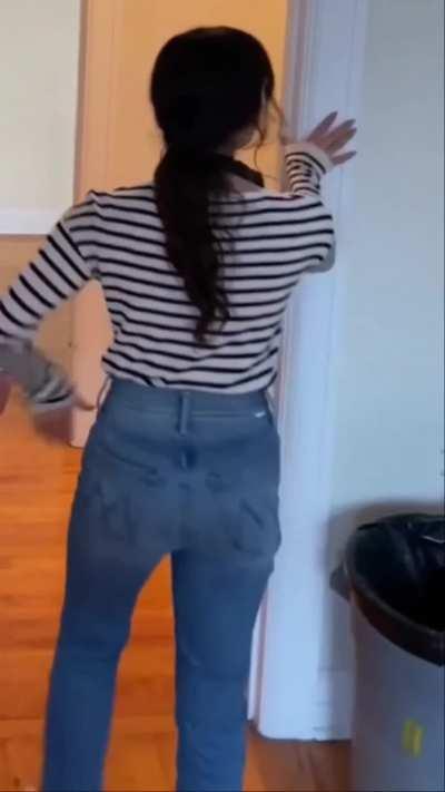 I love it when she wears jeans 