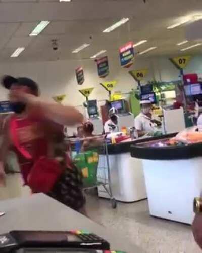 Viado vs segurança. FIGHT!