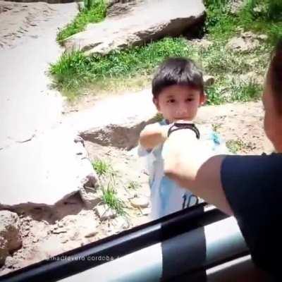 Vecinos de Mina Clavero regalan camisetas de la Selección a los pibes