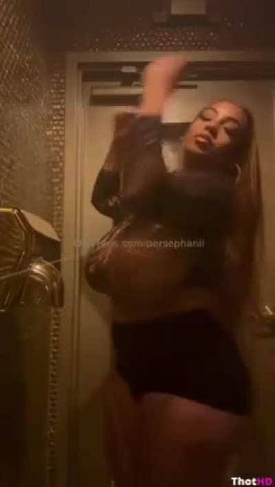 Mirror mirrors on the wall