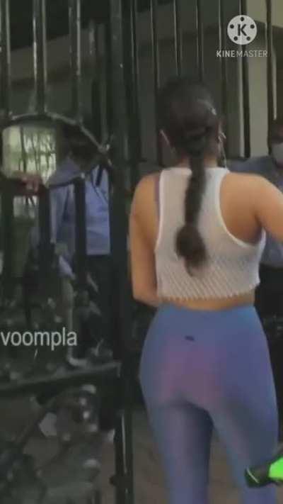 Janhvi kapoor’s ass 🍑