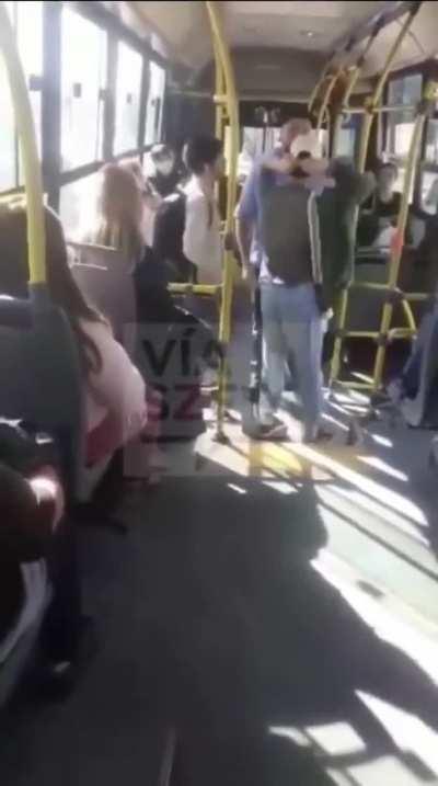 Pelea dentro de un colectivo: chófer vs. fisura
