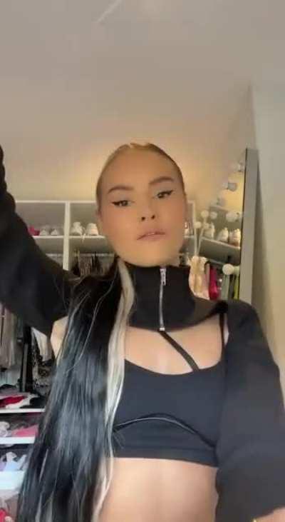 Lordddd she's so sexy😋