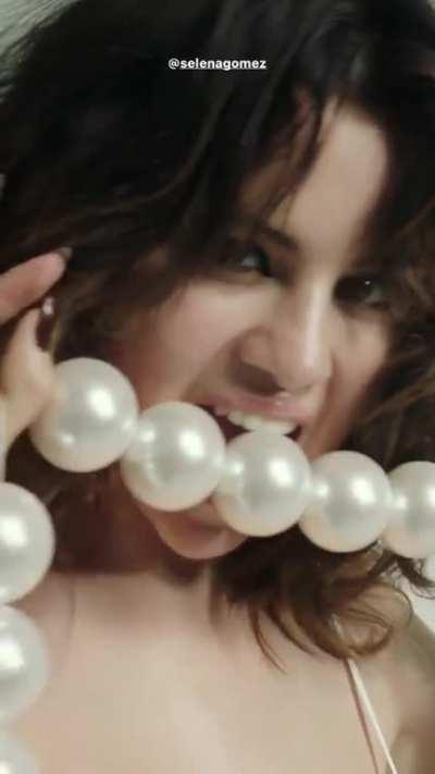 Selena Gomez shake ass