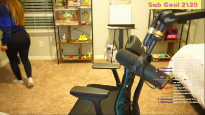 fuck seeing that fat ass never gets old 