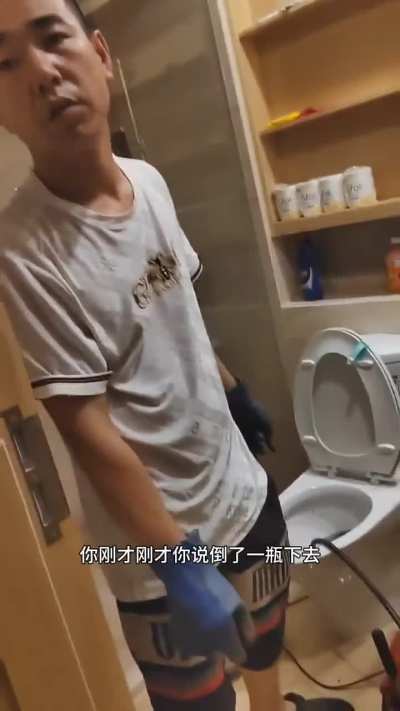 网上找的通马桶要价80元，上门后说堵塞严重，未经雇主同意连倒了三瓶强酸，380元一瓶，打折收900！这种行业就靠这种套路骗钱了吧…