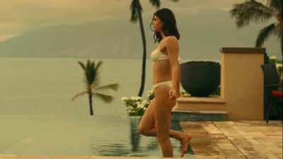 Alexandra Daddario stripping to her bikini in front of Sydney Sweeney