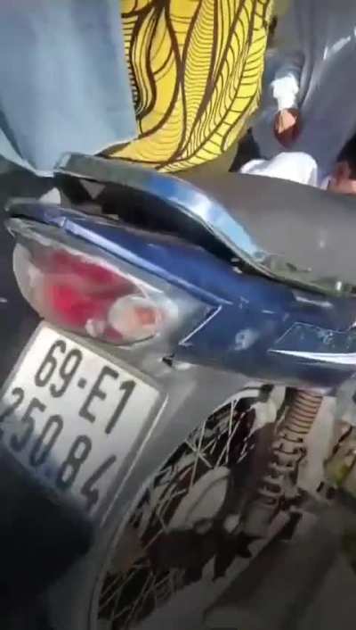 Vụ đàn ông mắc ống người ghê luôn đó