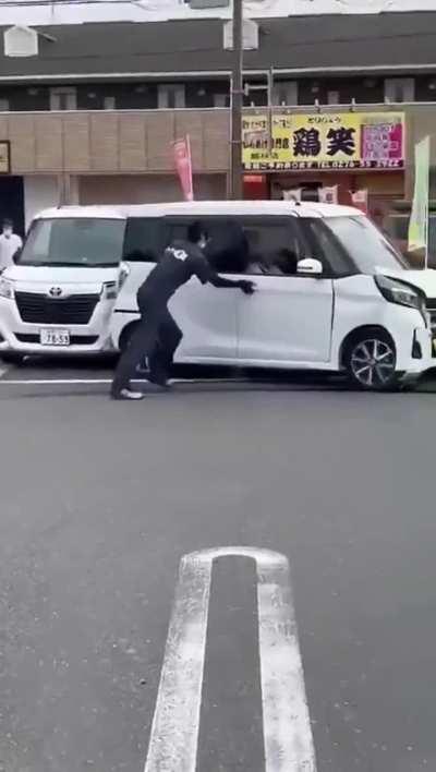 Driver gets into a panic after crashing into a tire shop in Japan