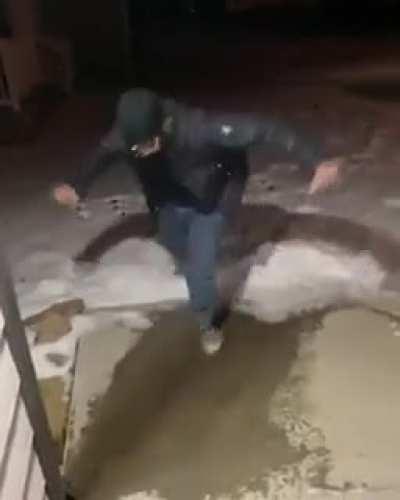Drake the type of sillyfoot to run on ice like this