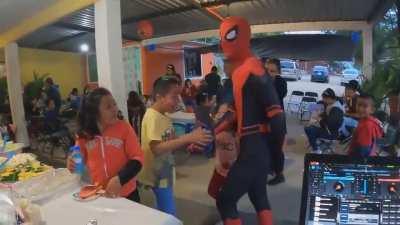 Spiderman dedeado en fiesta infantil