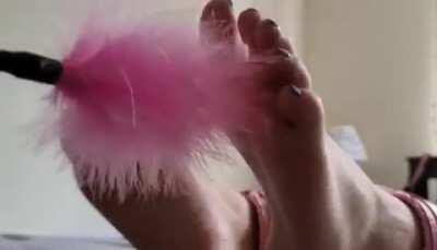 Sometimes even a domme likes to be teased. Don’t be shy. DM if you want the full vid. YOU KNOW YOU DO 💖😘