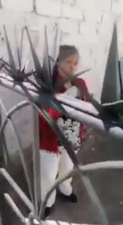 Reacción de un Servidor de la Nación cuando es sorprendido pidiendo datos a una mujer de la tercera edad.