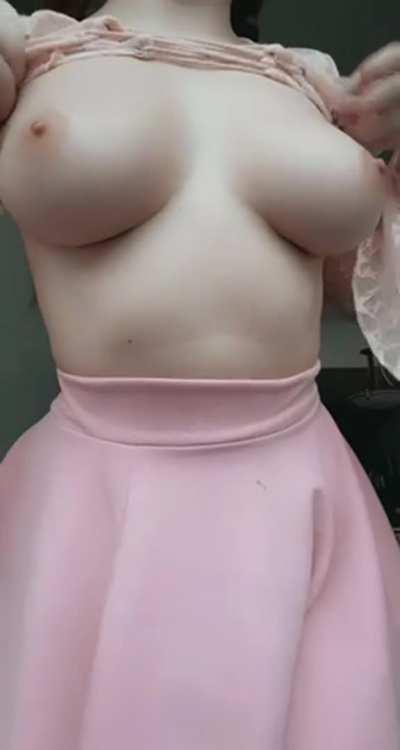 Smol waist, perky tits