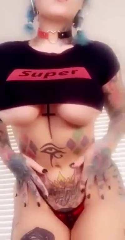 Hayley B (@thehayleyb)