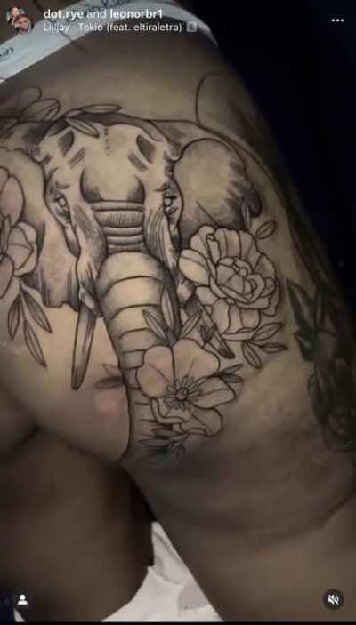 close up on her fat huge ass🍑