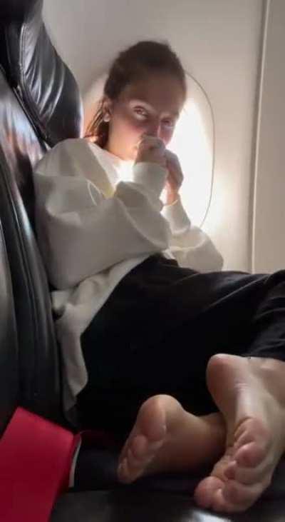 I am insane, smelling and showing my feet on the plane ✈️