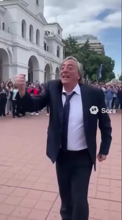 Puede ser que salio el pingüino del cajón para bancar al javo? 🐧🤝🦁